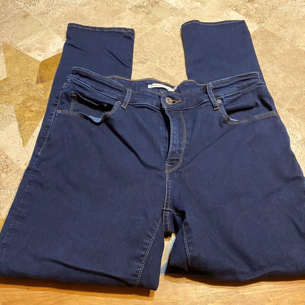 Classic Mid Rise Skinny Levis dark blue W32/L30. New never worn